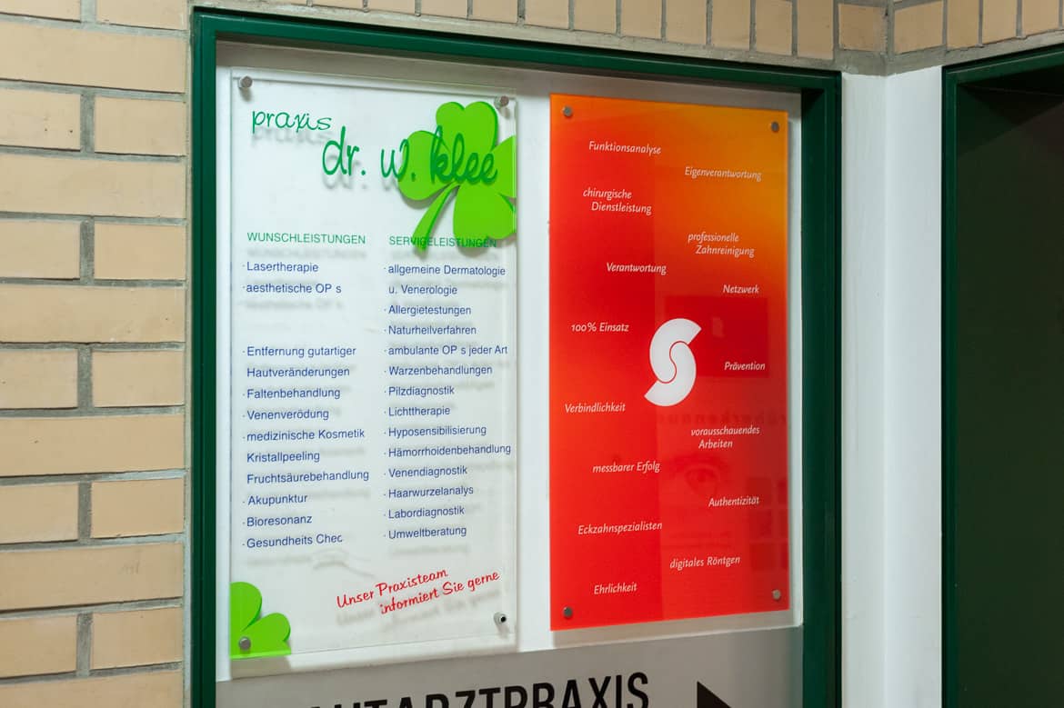 Speziell für den Flur wurde eine Tafel mit Eigenschaften der Zahnarztpraxis Dr. Sielemann in Mainz gestaltet.